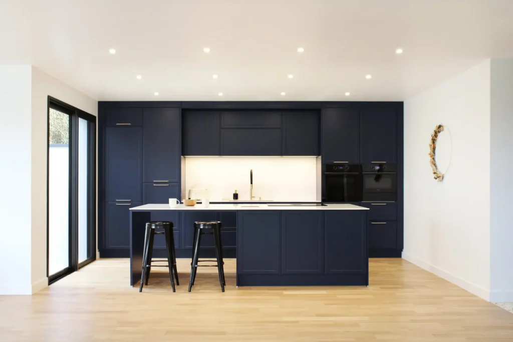 Lire la suite à propos de l’article Subtil & profond : un intérieur au coeur bleu